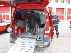 Jihočeští hasiči získali díky nadaci ČEZ termokamery, ochranné oděvy, defibrilátory a další vybavení