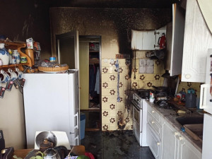 V hořícím bytě unikal plyn. Policisté pomohli s evakuací lidí a začali hasit