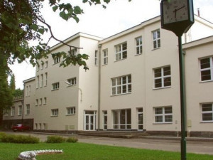 Dětské psychiatrické nemocnici v Opařanech by do roku 2024 mělo přibýt lékařů