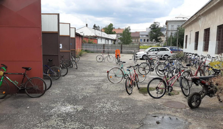 Město bude opět prodávat kola ze ztrát a nálezů. Cena začne na sto korunách