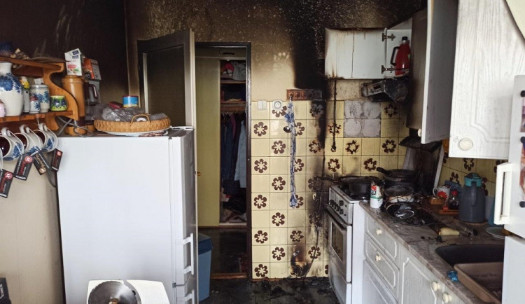 V hořícím bytě unikal plyn. Policisté pomohli s evakuací lidí a začali hasit