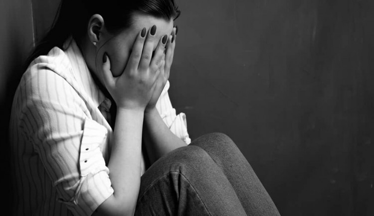 Pozor na virtuální seznamky. Nezletilá dívka na internetu hledala lásku, ale našla sexuálního predátora