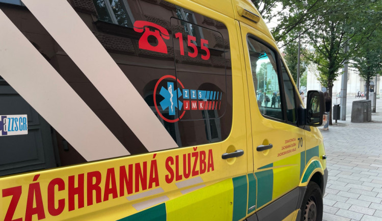Na jižní Moravě vypadl z okna malý chlapec, je těžce zraněný