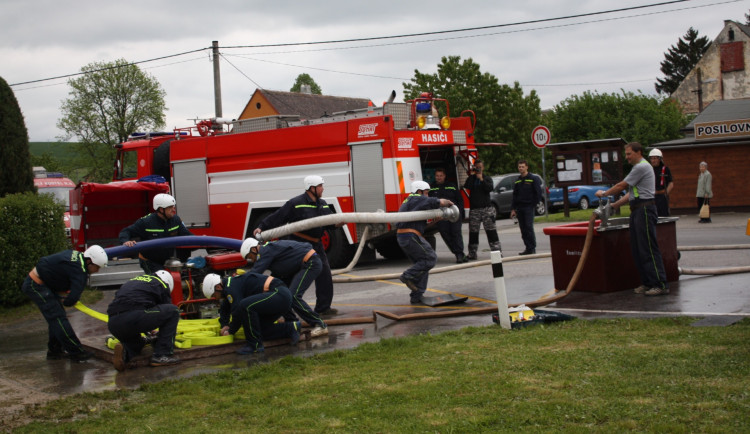 Kraj finančně podpoří dobrovolné hasiče. Přispěje i obci Klokočí na sanaci skály