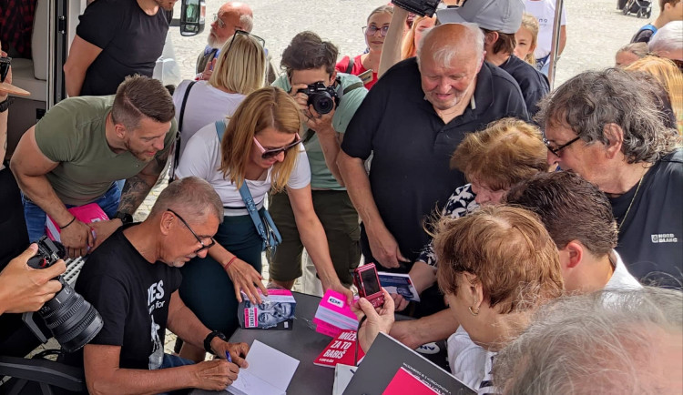 Kdyby to šlo, dám vám deset hlasů. Expremiér Babiš s obytňákem zavítal i na Vysočinu, podávaly se koláče
