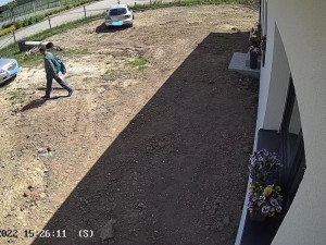 Muž se vloupal do domu a ukradl peníze. Pátrá po něm policie