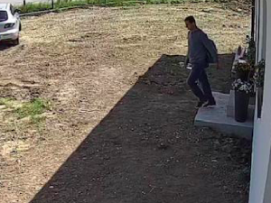 Muž se vloupal do domu a ukradl peníze. Pátrá po něm policie