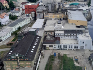 Na muže spadl krov ve staré továrně. Lékaři k němu slanili z vrtulníku