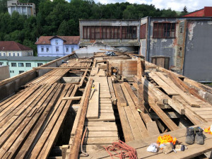 Na muže spadl krov ve staré továrně. Lékaři k němu slanili z vrtulníku