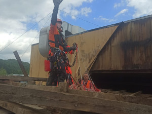 Na muže spadl krov ve staré továrně. Lékaři k němu slanili z vrtulníku