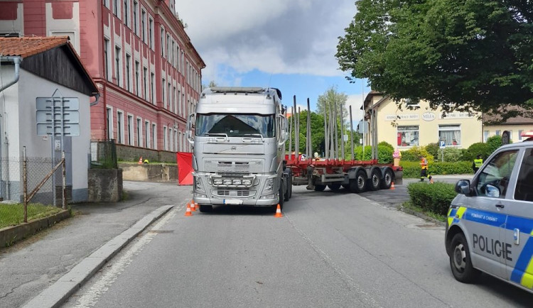 Starší ženu srazil ve Volarech náklaďák. Na místě zemřela