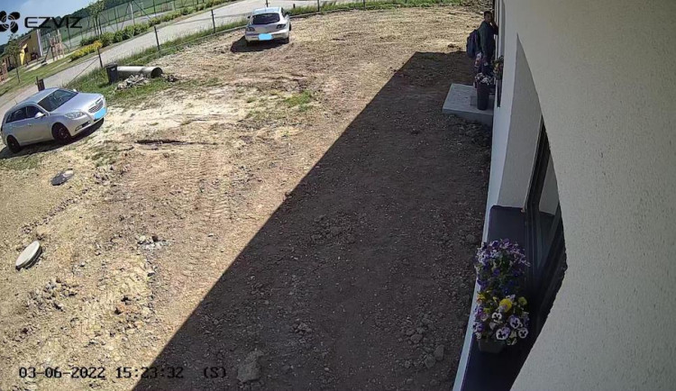 Muž se vloupal do domu a ukradl peníze. Pátrá po něm policie