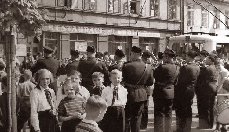 Restaurace U Srdíčka v roe 1957 a kapela Jana Poláka.