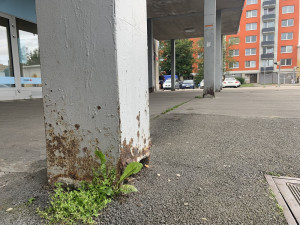 Přístřešek na sídlišti v Budějovicích je v havarijním stavu. Firma ho odstraní