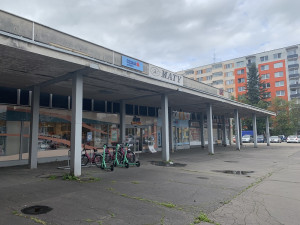 Přístřešek na sídlišti v Budějovicích je v havarijním stavu. Firma ho odstraní