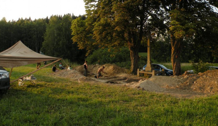 Díky pamětnici našli v pohraničí neoznačený hrob 12 lidí. Ostatky přesunou na hřbitov