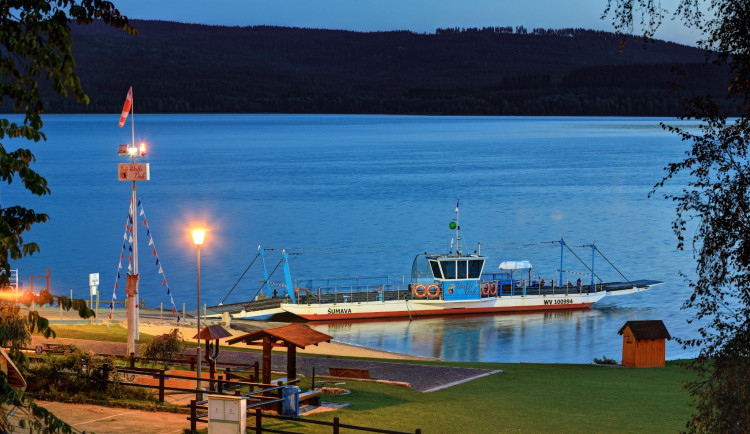 Na lipenskou přehradu se vrátil opravený přívoz z Horní Plané