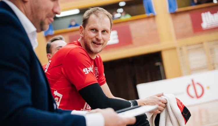 Mach zůstává v Jihostroji. V realizačním týmu střídá Skolku