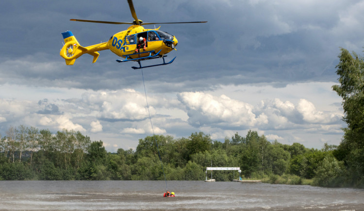Letečtí záchranáři cvičili evakuaci z vodní hladiny. Náročný zásah probíhal v Plané