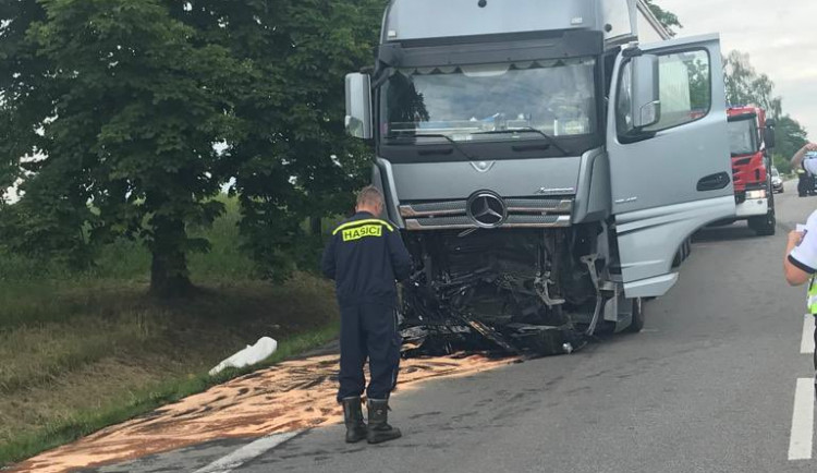 Při tragickém střetu kamionu s automobilem zemřeli na jihu Čech dva lidé