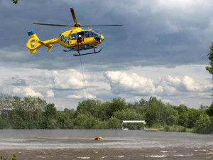 Letečtí záchranáři cvičili evakuaci z vodní hladiny. Náročný zásah probíhal v Plané