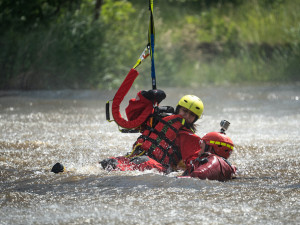 Letečtí záchranáři cvičili evakuaci z vodní hladiny. Náročný zásah probíhal v Plané