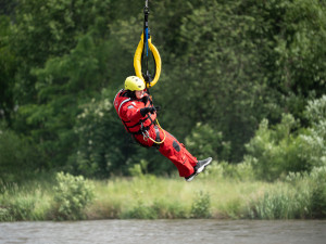 Letečtí záchranáři cvičili evakuaci z vodní hladiny. Náročný zásah probíhal v Plané