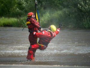 Letečtí záchranáři cvičili evakuaci z vodní hladiny. Náročný zásah probíhal v Plané