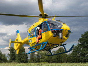 Letečtí záchranáři cvičili evakuaci z vodní hladiny. Náročný zásah probíhal v Plané