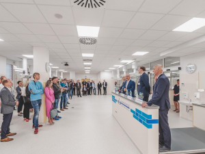 Zdravotníci a jejich pacienti budou v nových prostorách využívat mimo jiné 12 operačních sálů s kompletním zázemím, jednotku intenzivní péče s 16 lůžky, čtyři standardní lůžkové stanice více než stovkou lůžek či dospávací pokoje.