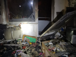 V bytě na sídlišti hořela sedačka. Hasiči zachránili člověka