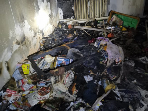 V bytě na sídlišti hořela sedačka. Hasiči zachránili člověka