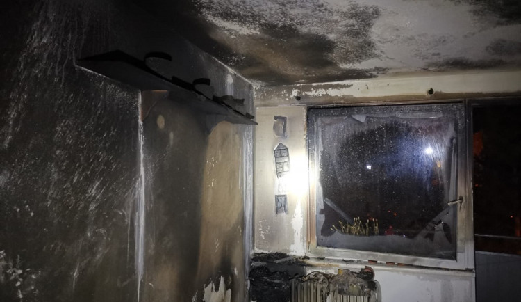 V bytě na sídlišti hořela sedačka. Hasiči zachránili člověka