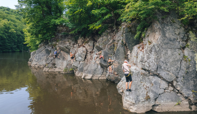U Hluboké otevřeli další ferratu. Přístupná je z vody i autem