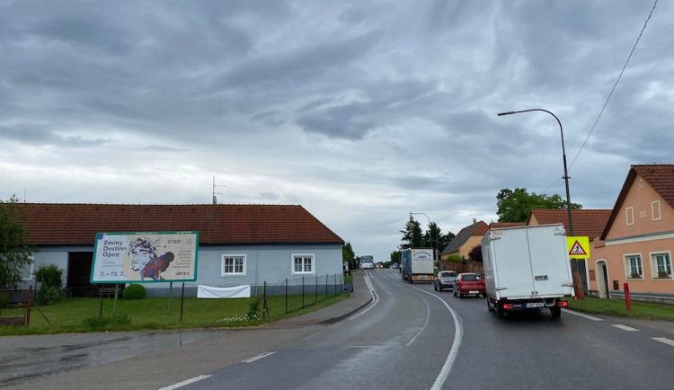 U Češnovic havarovala dvě auta a autobus. Na místě se tvoří kolony