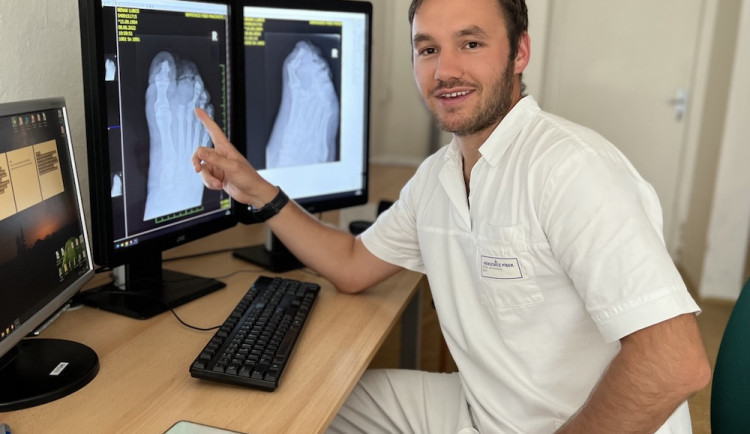 Špičková péče je zejména o lidech, říká mladý lékař písecké nemocnice