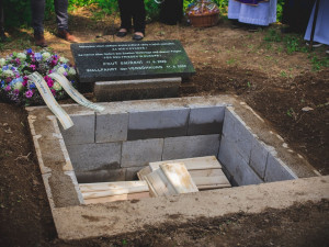 Ostatky 12 lidí, které našli archeologové, pohřbili o uplynulém víkendu v obci Klášter na Jindřichohradecku.