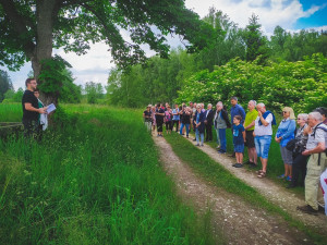 Při slavnostní akci došel průvod lidí k vesnici Blato.
