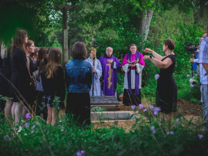 Ostatky 12 lidí, které našli archeologové, pohřbili o uplynulém víkendu v obci Klášter na Jindřichohradecku.