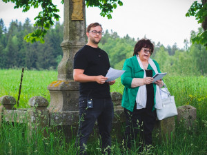 V místech, kde se těla našla, promluvil o celém příběhu archeolog Tomáš Pancíř.