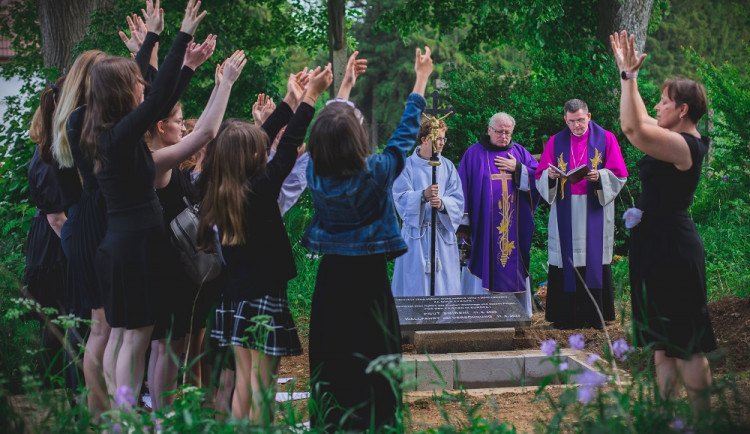 Ostatky 12 lidí, které našli archeologové, pohřbili o uplynulém víkendu v obci Klášter na Jindřichohradecku.