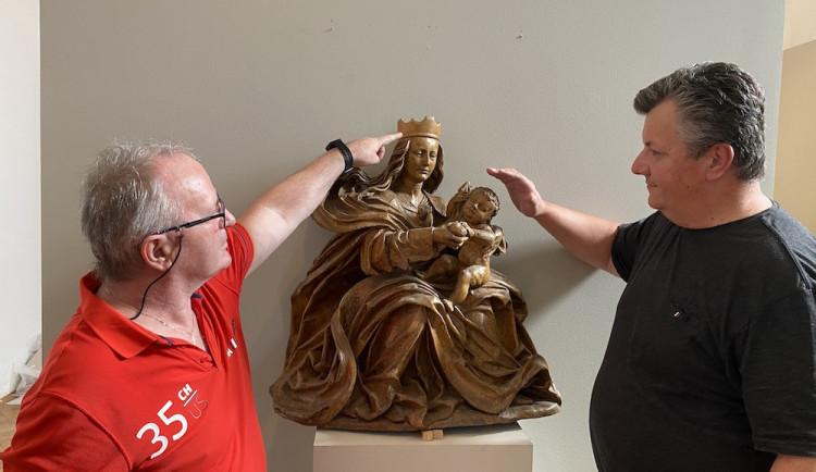 Do kostela ve Svatém Tomáši se vrací soška madony, jde o repliku originálu