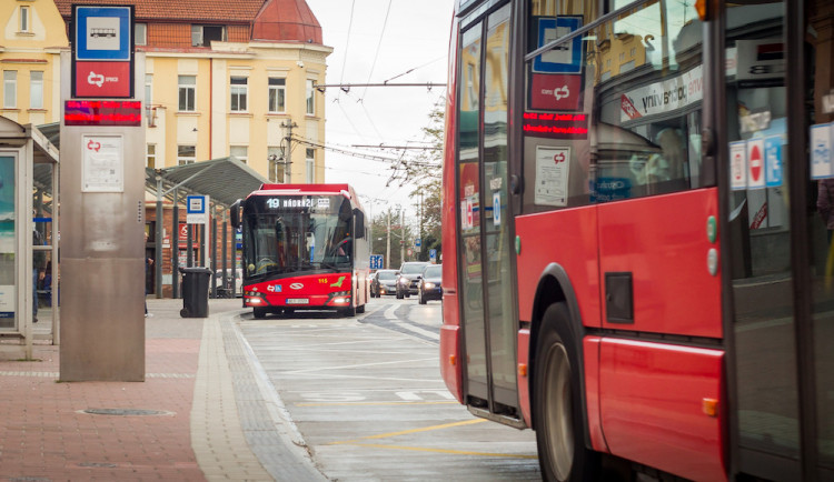 Při pandemii přešlo podle průzkumu 13 procent Čechů při cestě do práce z MHD na auta. Dopravní podnik řeší další možná omezení
