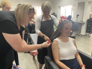 Vlasy se rozhodla ostříhat po osmnácti letech. Darovala je na dobrou věc