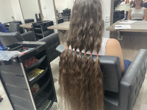 Vlasy se rozhodla ostříhat po osmnácti letech. Darovala je na dobrou věc