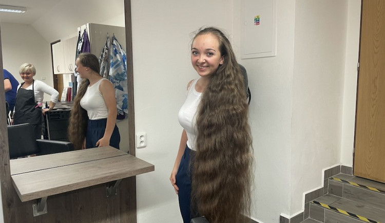 Vlasy se rozhodla ostříhat po osmnácti letech. Darovala je na dobrou věc