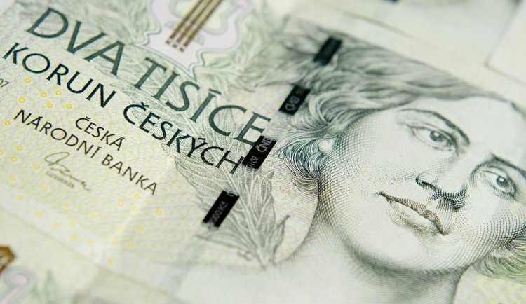 Žena si dopisovala s lékařem na zahraniční misi. Přišla o tři miliony korun