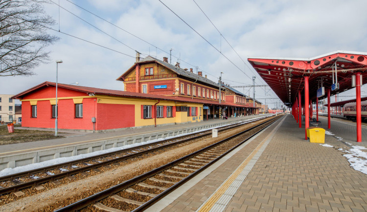 Správa železnic opravila nádražní budovu ve Veselí nad Lužnicí. Práce se prodražily