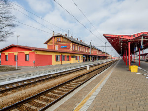 Správa železnic opravila nádražní budovu ve Veselí nad Lužnicí. Práce se prodražily