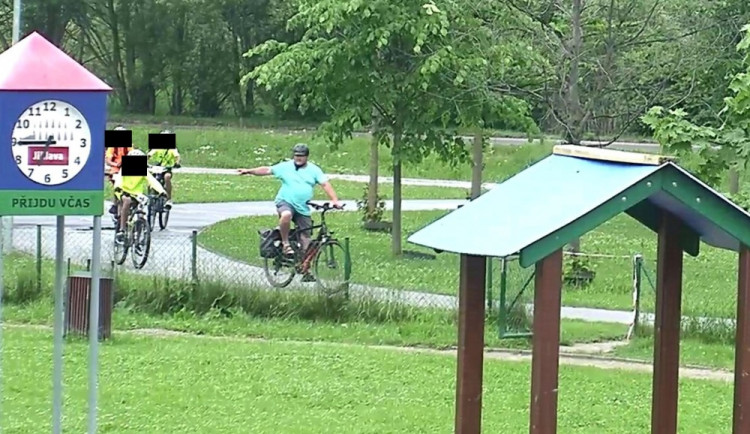 Odskočila si na záchod a přišla o fotoaparát. Policie potřebuje identifikovat cyklisty z kamerových záznamů